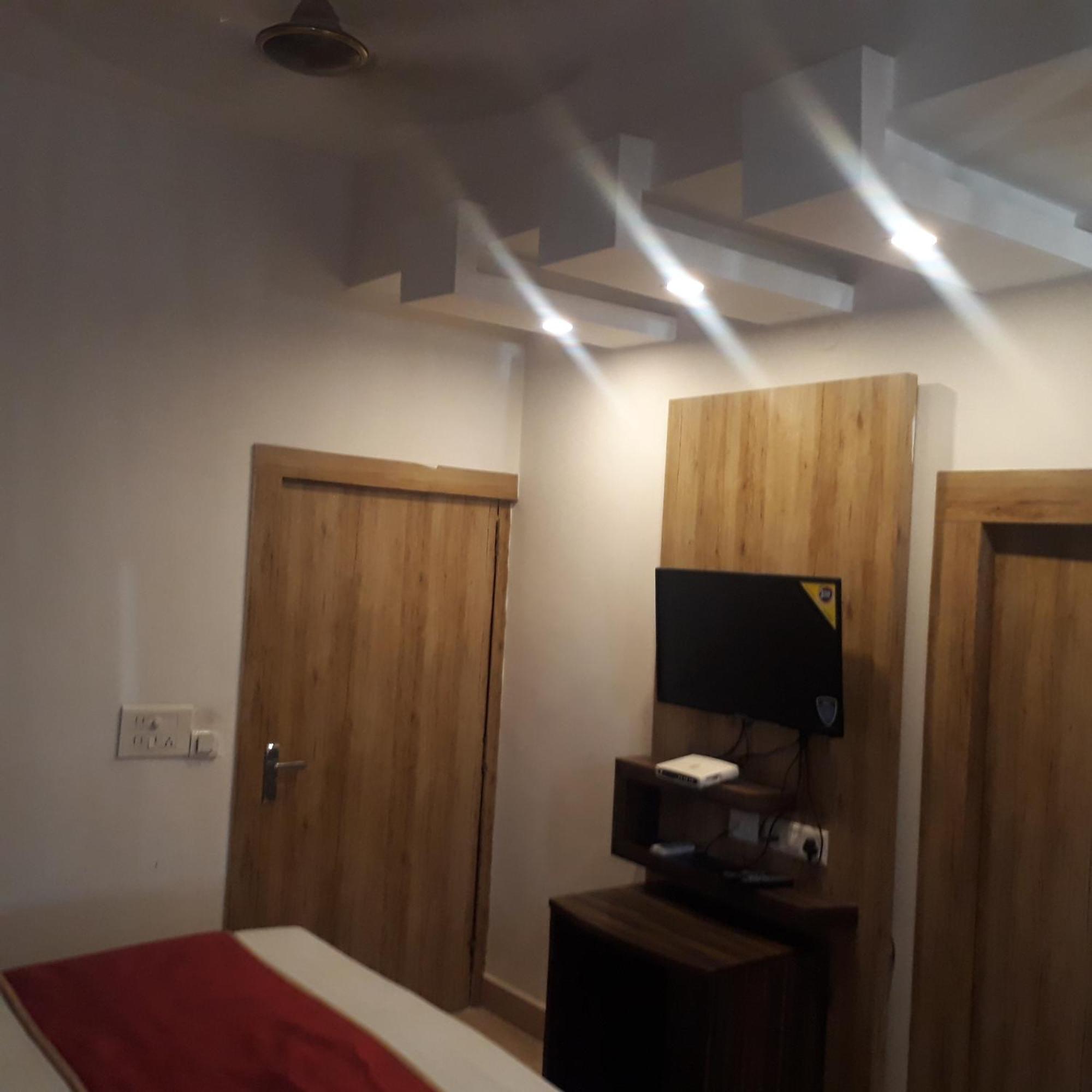 Hotel Ur Prayagraj Bagian luar foto