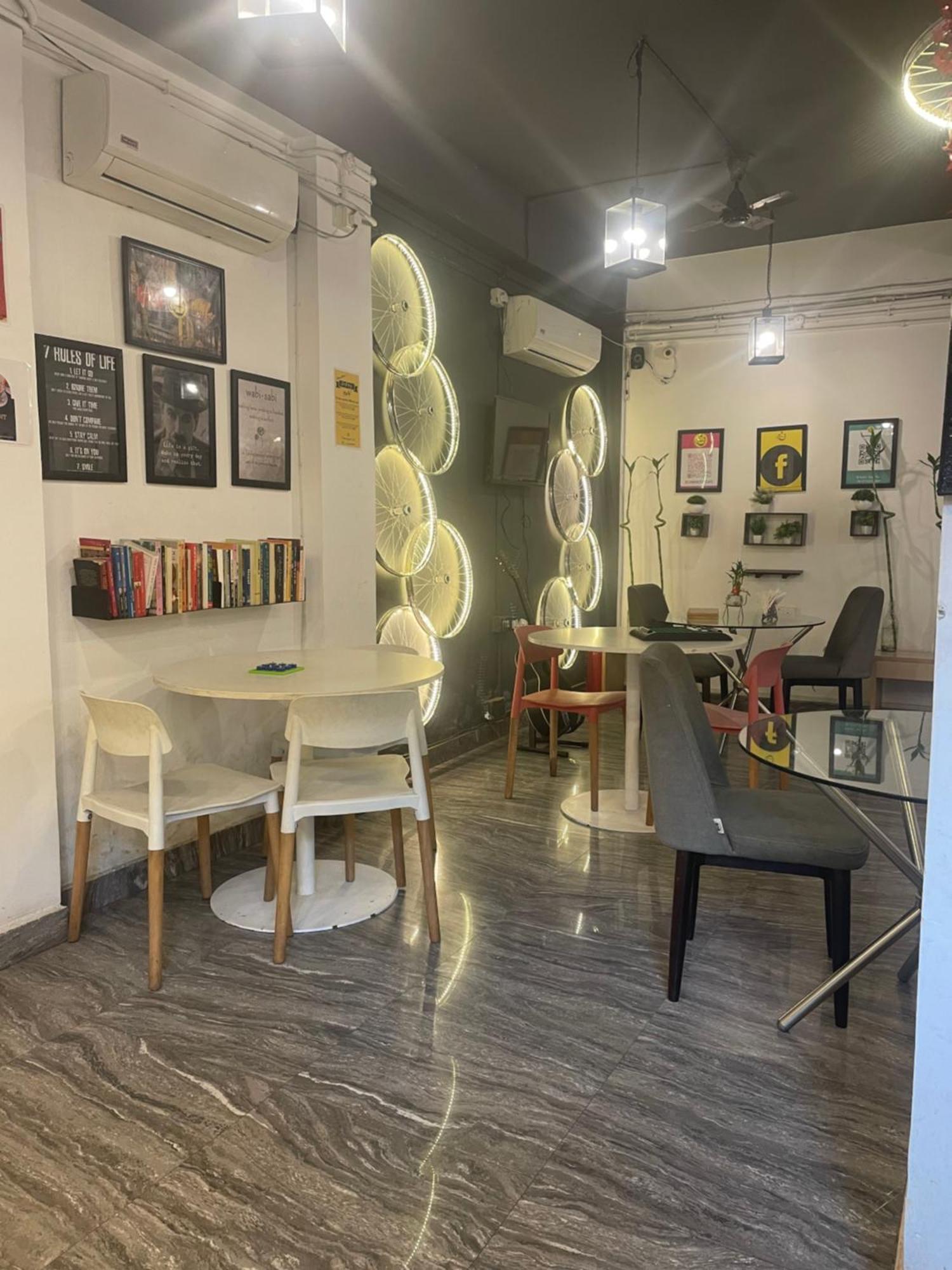 Hotel Ur Prayagraj Bagian luar foto